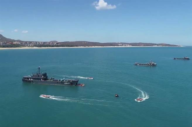 今年8月初大陆解放军以登陆舰运载部队进行登陆作战演练。（图／央视截图）