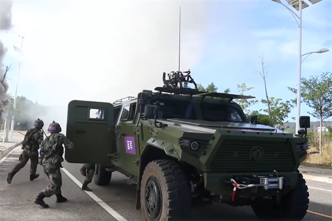 今年8月解放军登陆士兵在抢滩后进行城市道路巷战训练。（图／央视截图）