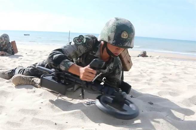 今年8月解放军在南海抢滩登陆作战训练，图为士兵抢滩后进行排雷。（图／央视截图）