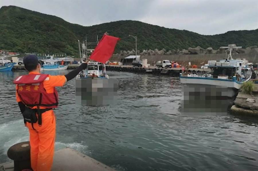  龍洞漁港漁民不滿潛水遊客影響漁船航行安全，9日陳抗，海巡隊到場戒護。（翻攝畫面／張穎齊新北傳真）