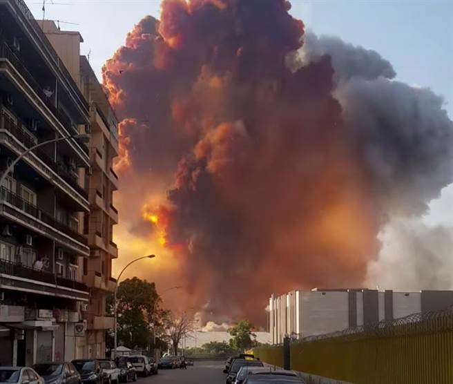 黎巴嫩首都贝鲁特8月4日大爆炸的画面。（Youssef Kawtharani/路透）