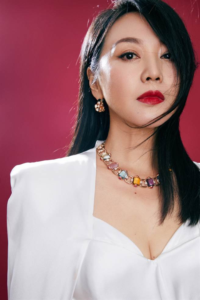 49岁不老女神闫妮打败孙俪夺后 丝绸裙「高衩出冻龄美腿」（图／摘自微博@素描闫妮）