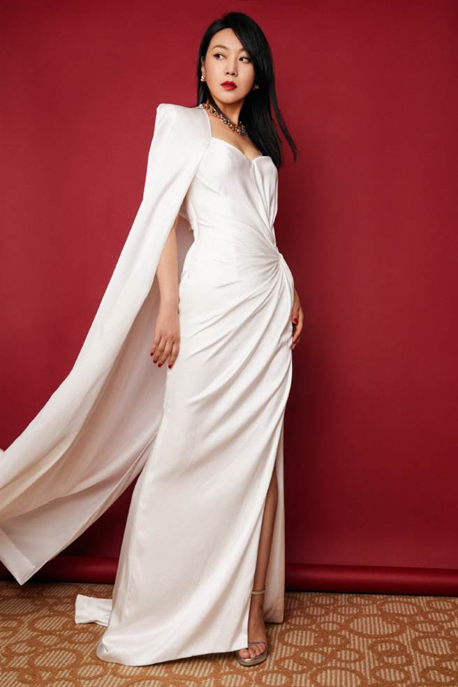 49岁不老女神闫妮打败孙俪夺后 丝绸裙「高衩出冻龄美腿」（图／摘自微博@素描闫妮）