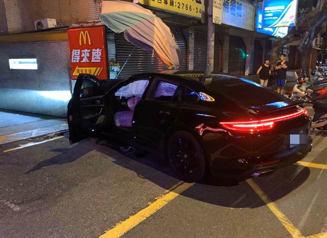 北市信义区10日凌晨，一台保时捷跑车驾驶酒驾，疑似没对准，车头直接撞进麦当劳得来速车道围墙。（民眾提供／戴志扬翻摄）