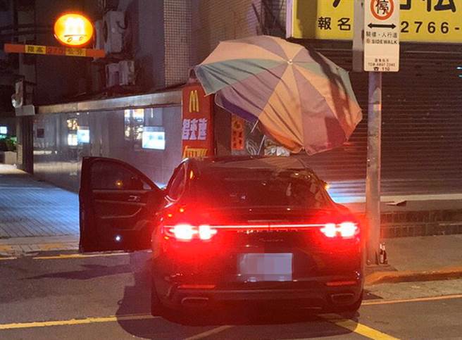 保时捷跑一头撞上麦当劳得来速车道围墙，遮阳伞也遭殃。（民眾提供／戴志扬翻摄）
