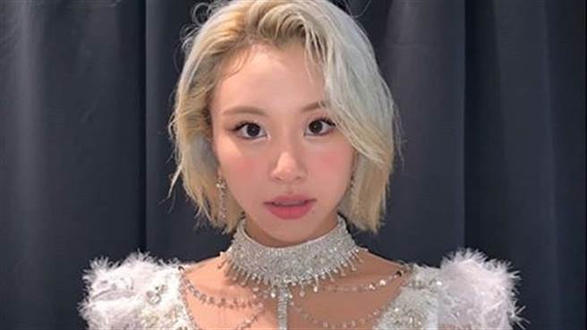 TWICE彩瑛裙子太短 一抬脚「泄裙底亮点」（图／IG@twicetagram）