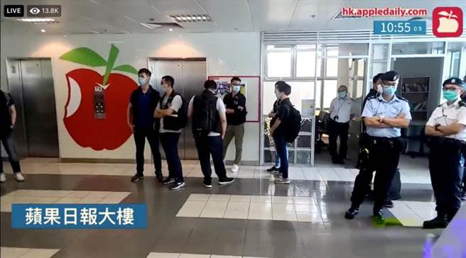 黎智英与壹传媒多名高层被捕后，香港壹传媒发出内部通告叫员工暂时毋须上班，静候通知。图为香港苹果日报监看器画面。（图／路透）