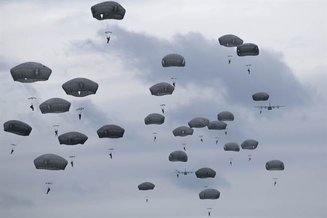 伞兵空降示意照。（达志影像/Shutterstock）