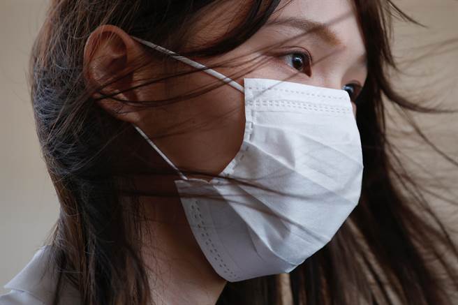 前香港眾志成员周庭于10日晚间在其脸书专页上发文称，有10多名警员到她位于大埔汀角路的家中进行搜查后将她逮捕，罪名是涉嫌「煽惑分裂」违反香港国安法。（图／路透）