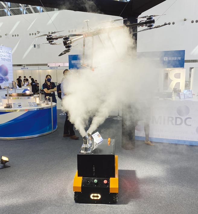 金屬中心展出自行研發的「自移式無人消毒噴霧機器人」技術，於會場相當吸睛。圖／金屬中心提供