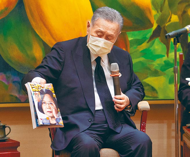 台灣防疫表現受到肯定，總統蔡英文日前登上日本漫畫雜誌封面，森喜朗9日特別準備這本漫畫送給蔡總統。（中央社）