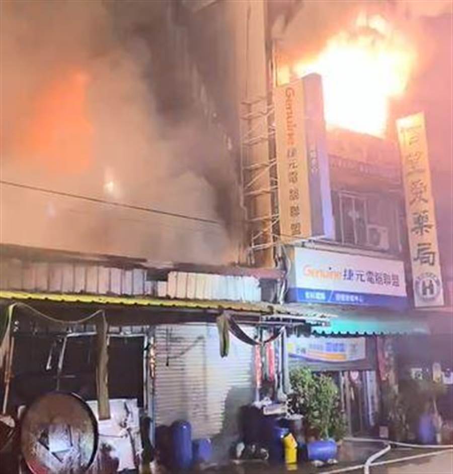 雲林縣斗南鎮鐵皮屋大火7人送醫，11歲男童不治。（雲林縣消防局提供／張朝欣雲林傳真）