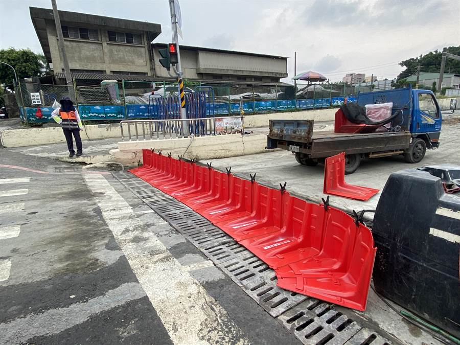 台南市政府因應米克拉颱風將屆，超前部署設置防水擋板。（台南市政府提供／李宜杰台南傳真）