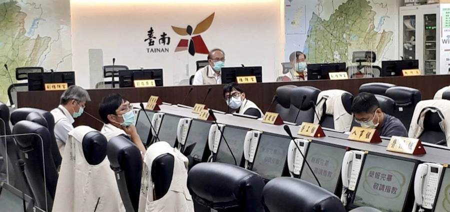 台南市政府10日下午因應米克拉颱風，成立防災應變中心，決定11日正常上班上課。（程炳璋攝）