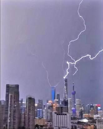 驚呆！上海東方明珠塔證實被雷暴擊中天線