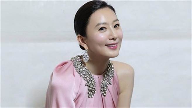 54岁金喜爱「V领开到底」辣晒胸骨少女天鹅颈（图／IG@heeae_official）