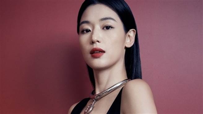 38岁全智贤「胸口失守」深V洋装辣晒北半球（图／Alexander McQueen）