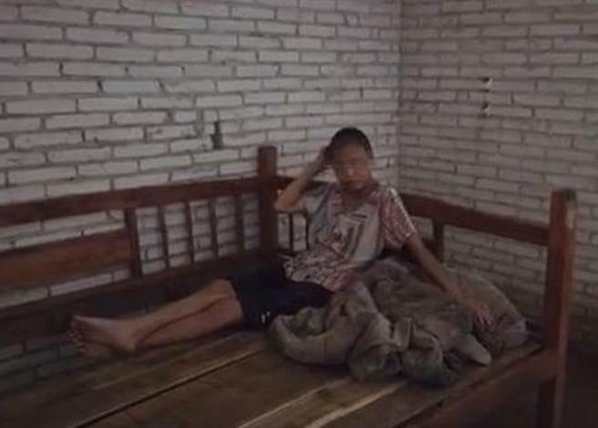 女子被梁男关在房间10多年(图片取自/春城晚报)