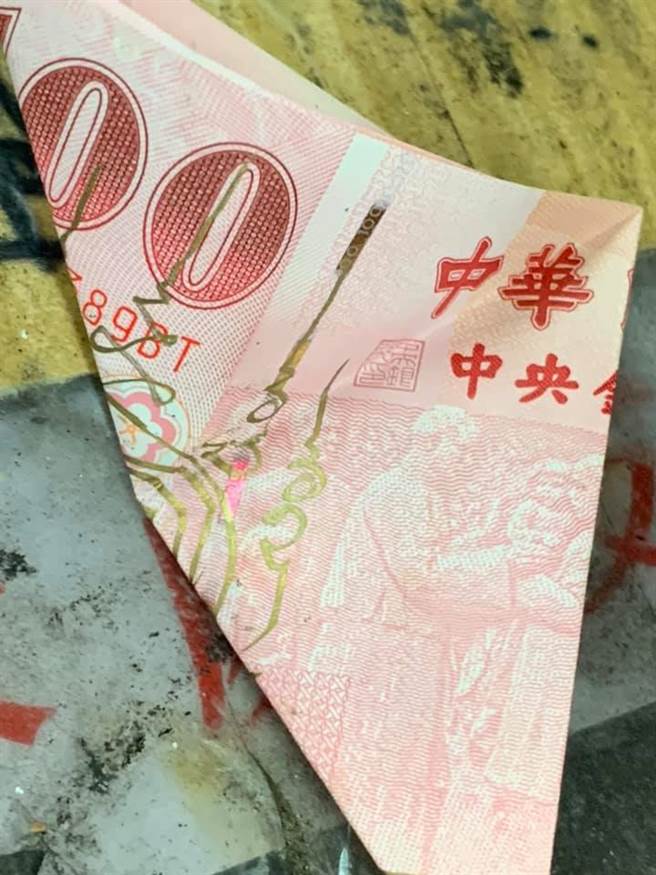 男网友贴出捡到的百钞，可以看见上面有金色笔迹画出符咒。(图撷取自爆废公社公开版)