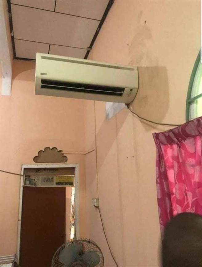 网友请师傅到家里安装「直立式」冷气，师傅真的完全照吩咐指示，将冷气以90度的方式，安装在墙壁上。（摘自爆废公社公开版）