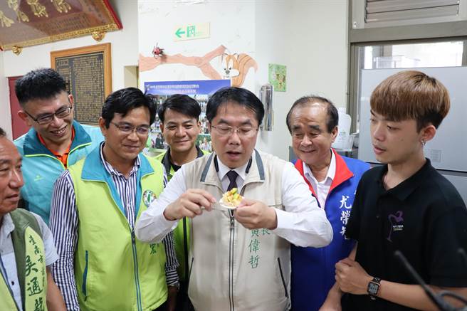 台南大內盛產酪梨，目前正值產季，台南市長黃偉哲推廣美味的酪梨料理。（劉秀芬攝）