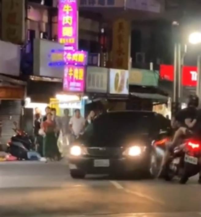 直击影片曝光 淡水男开车保龄球式衝撞 孕妇也受害(图片截自影片)
