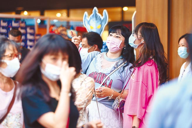 前台大医院感染科医师林氏璧昨日就在脸书专页指出，「最近很多人和我说，大家都对疫情无感了。」更说和国外相较之下「台湾是平行世界」，也点出台湾和国外的无感有所差异。（资料照／邓博仁摄）