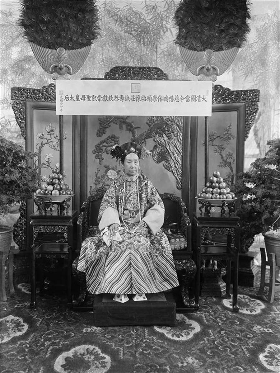 流傳最廣、於故宮珍藏的慈禧太后黑白照片，攝於1903年，當時慈禧已68歲。（圖／網路）