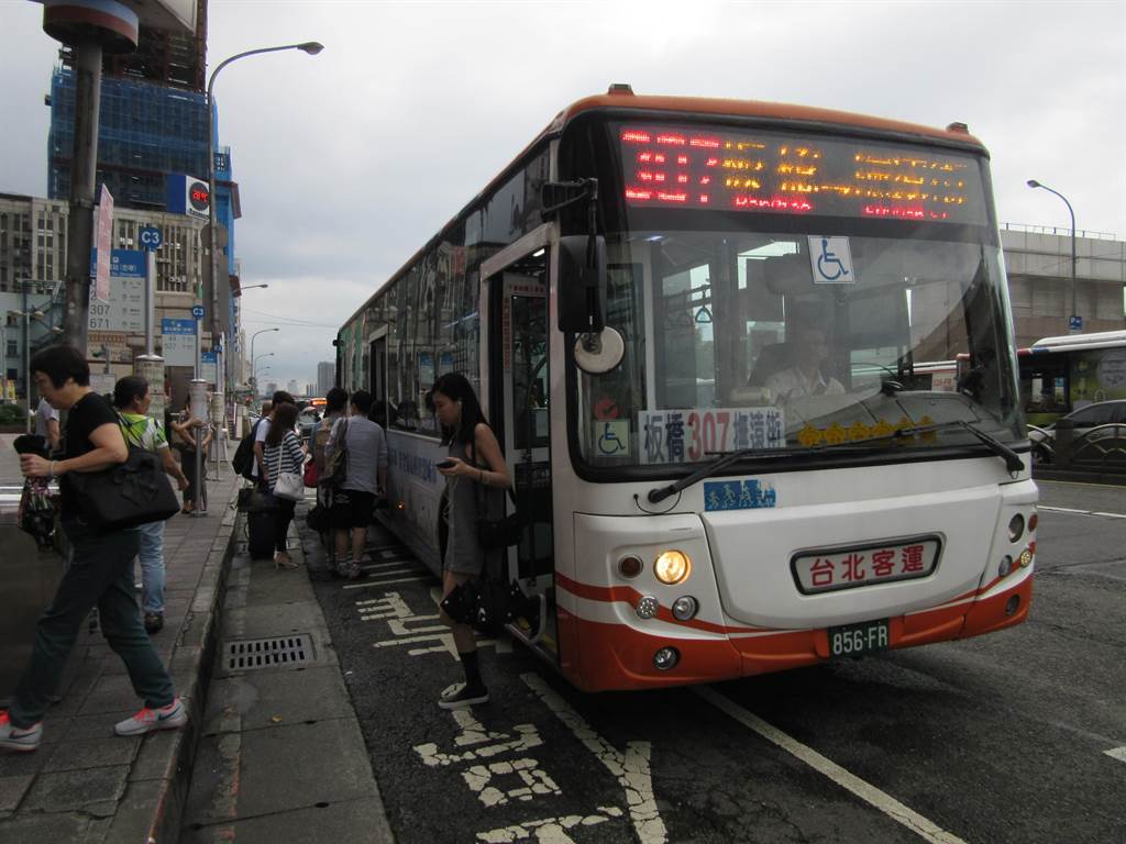 網友表示307是大台北地區最賺錢的公車路線，論307公車的發車密度可是不輸捷運，甚至比捷運還密集。（本報系資料照／陳芃攝）