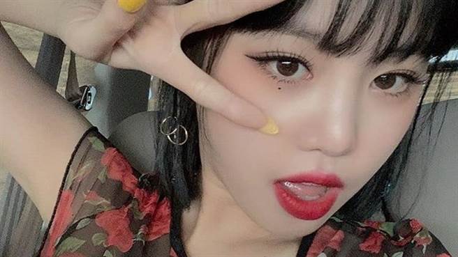 22岁女星徐穗珍(서수진)「深V洋装超低胸」一弯腰里面全都露（图／IG@official_g_i_dle）