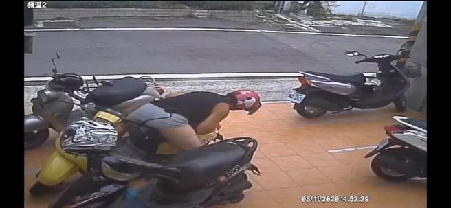 网友在脸书社团贴出影片，男子趴在机车上「动次动次」。（截自脸书「我是头份人」影片）