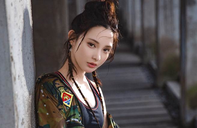 童顏女星彭小苒辫子卡胸 歪头杀秀超狂细腰辣翻（图／摘自微博@彭小苒工作室 ）