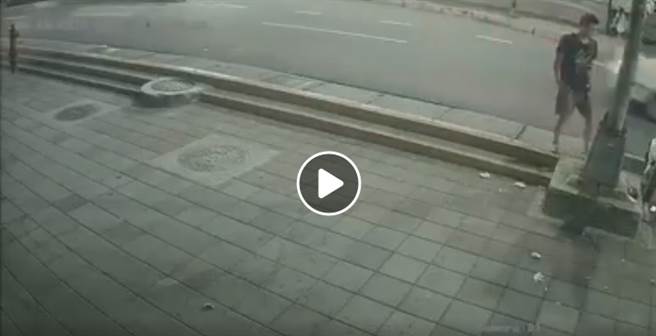 男子明目张胆直接偷走钱包(图片截自/爆料公社影片)