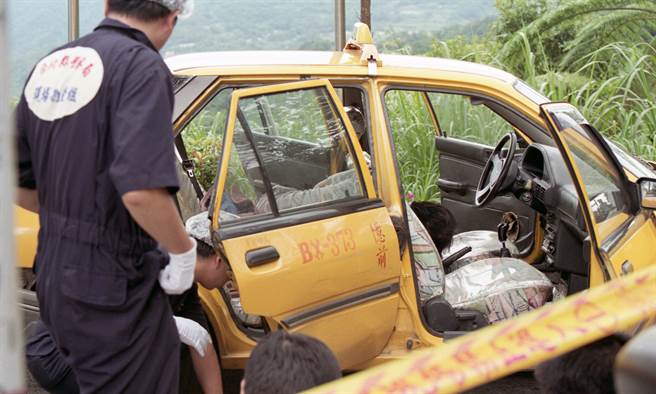 1999年9月15日，警方在新北市石碇区发现一台计程车司机轻生在内，推测与彭婉如命案有关，然而却是徒劳一场。(中时资料库)
