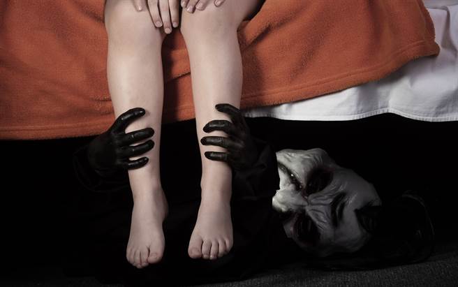 半夜惊醒查看女儿房监视器 竟见她坐床上「直直盯着看」(示意图／达志影像) 