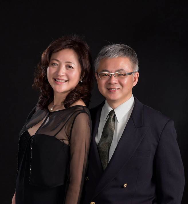 「陳允宝泉」第四代經營者陳宇鴻、翁羿琦賢伉儷。（圖／陳允宝泉提供）