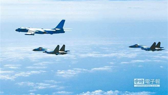 大陆解放军对台威胁加大，传美国计划对台军售7项武器协助对抗。图为大陆解放军绕台远海长航行动。(资料照片)