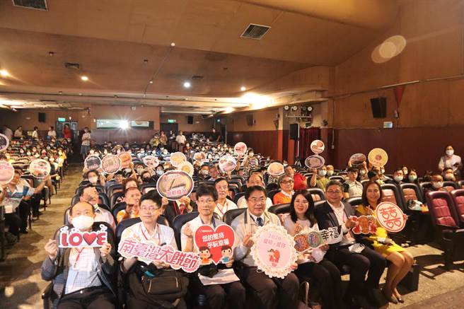 由經濟部商業司主辦的第1屆「南台灣大餅節」13日舉行頒獎典禮，活動共選出30組優勝糕餅廠商，鼓勵業者傳承再創新。（李宜杰攝）
