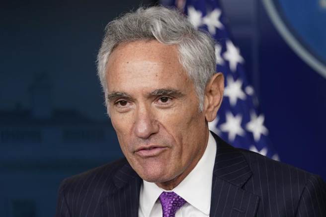 川普已新聘防疫顾问、胡佛研究院研究员的神经放射学专家阿特拉斯，而他的防疫建议与先前白宫防疫专家相差极大，但多与川普防疫立场一致。（美联社）