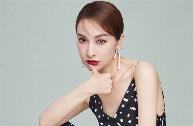 《乘风破浪的姐姐》吴昕铁丝网吊带大秀蝴蝶背 37岁身材惹人羡（图／摘自微博@吴昕）