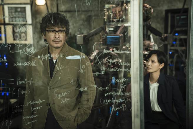 王識賢、吳子霏飾演腦神經科學家父女。（HBO Asia提供）