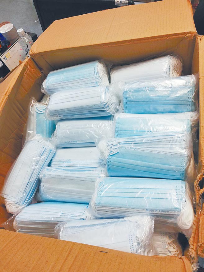 关务署宣布继10日查获7350片偽装台湾制造（MIT）口罩后，11日再查获13万2781片，创单日查获量新高。（财政部提供）