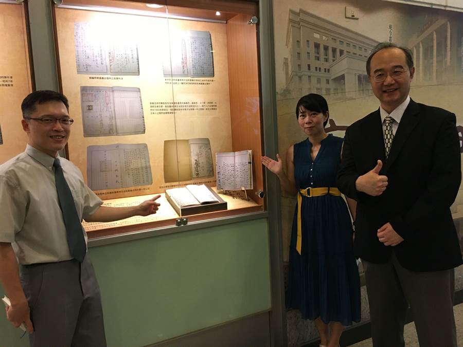 嘉義地院長張意聰（右一）、庭長洪嘉蘭（右二）、庭長周俞宏（左）歡迎民眾參觀司法史料。（廖素慧攝）。