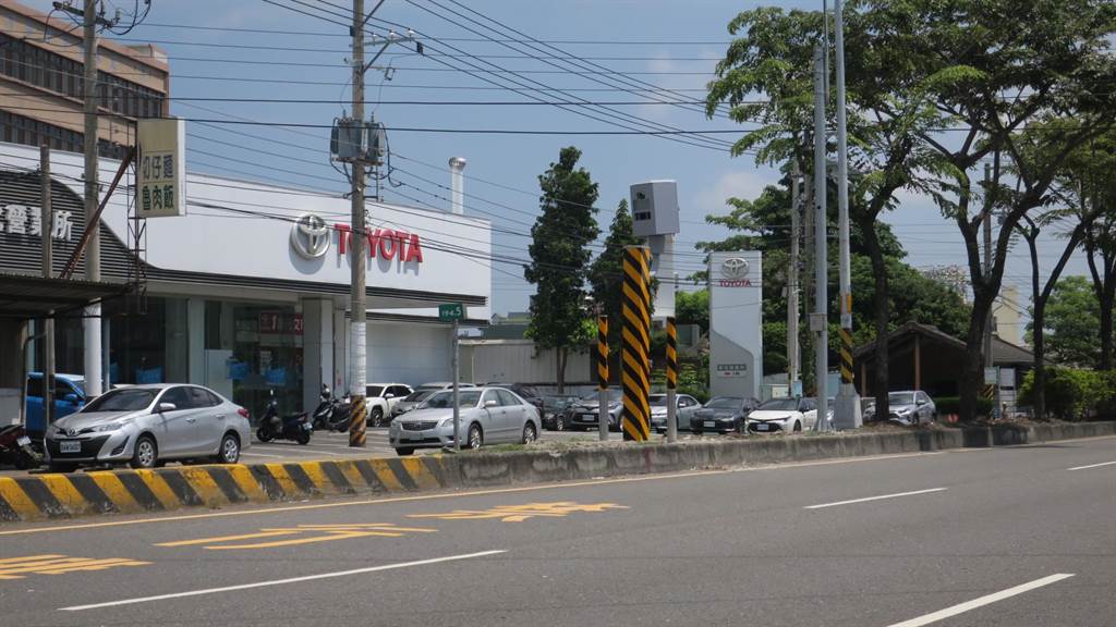 花壇鄉中山路豐田汽車服務廠外的固定桿，7月27日啟用以來也取締86件違規超速或闖紅燈。（謝瓊雲攝）