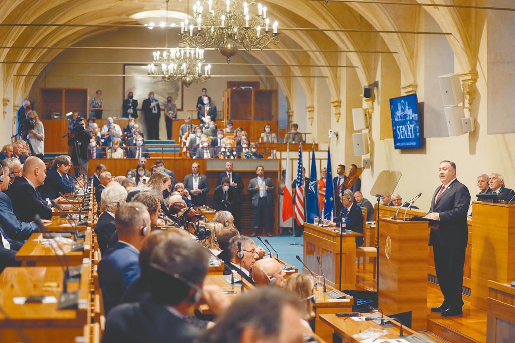 美國國務卿蓬佩奧在捷克參議院發表演講。（美聯社）