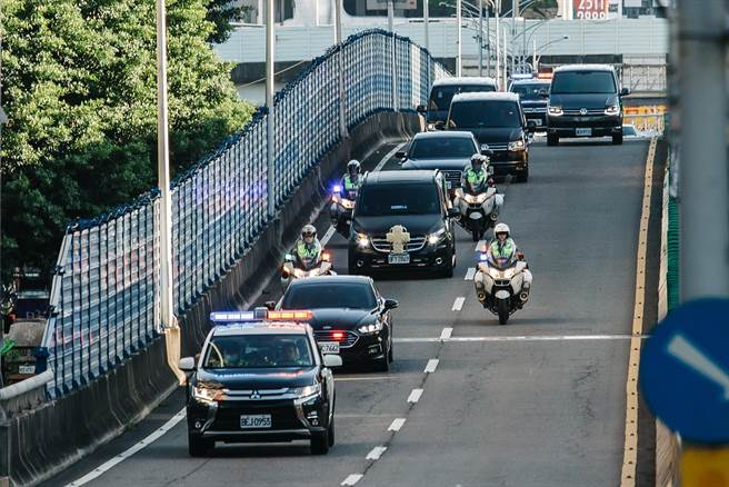 李前總統移靈車隊14日在警車護衛下從台北榮總途經新生高架橋，前往長老教會濟南教會入殮禮拜。（郭吉銓攝）