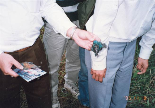 嫌犯游丰山焚烧剩下的陈女衣服残渣与照片上一模一样，令游嫌无法狡赖俯首认罪。（图／何叔娟摄）