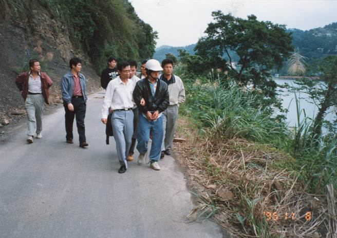 嫌犯游丰山被带往山区现场表演说明他如何杀害少女黄丽芳。（图／何叔娟摄）
