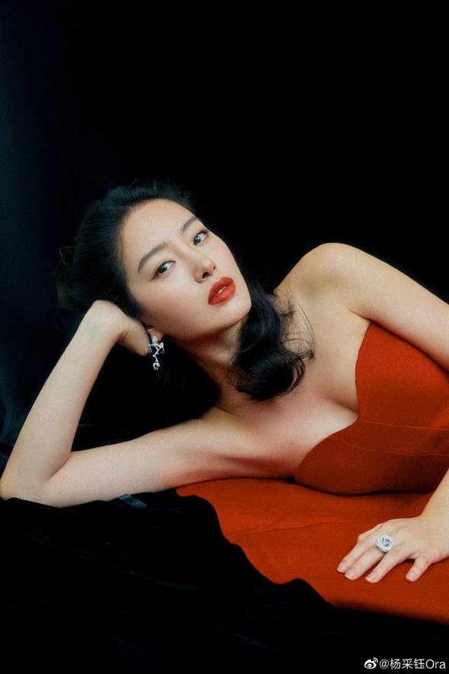 168cm刘亦菲接班人杨采钰红礼服藏「八字波」 浑圆曲线辣翻（图／摘自微博@杨采钰Ora）