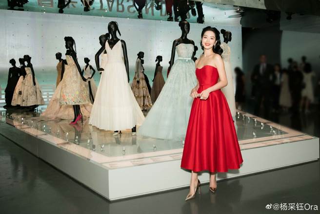 168cm刘亦菲接班人杨采钰红礼服藏「八字波」 浑圆曲线辣翻（图／摘自微博@杨采钰Ora）